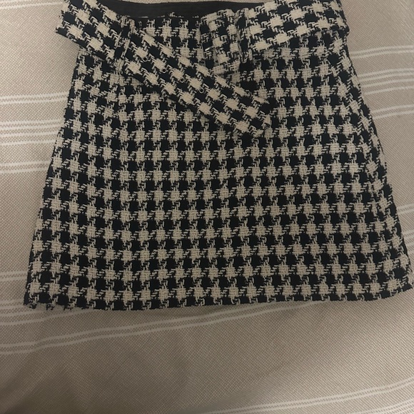 Zara Black and White Houndstooth Mini Skirt - Picture 2 of 4